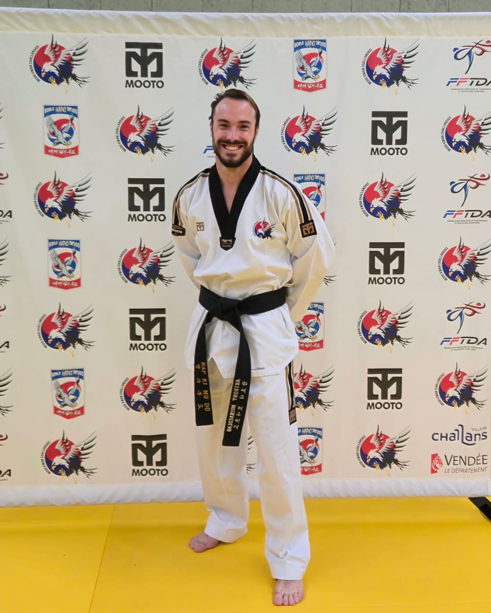 Anthony Moinardeau en dobok et ceinture noire, au dojang du Mudo Kwan Challandais